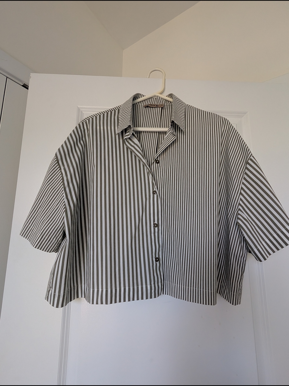Cropped Short-Sleeve Vertical Stripe Shirt - Deep Green/White